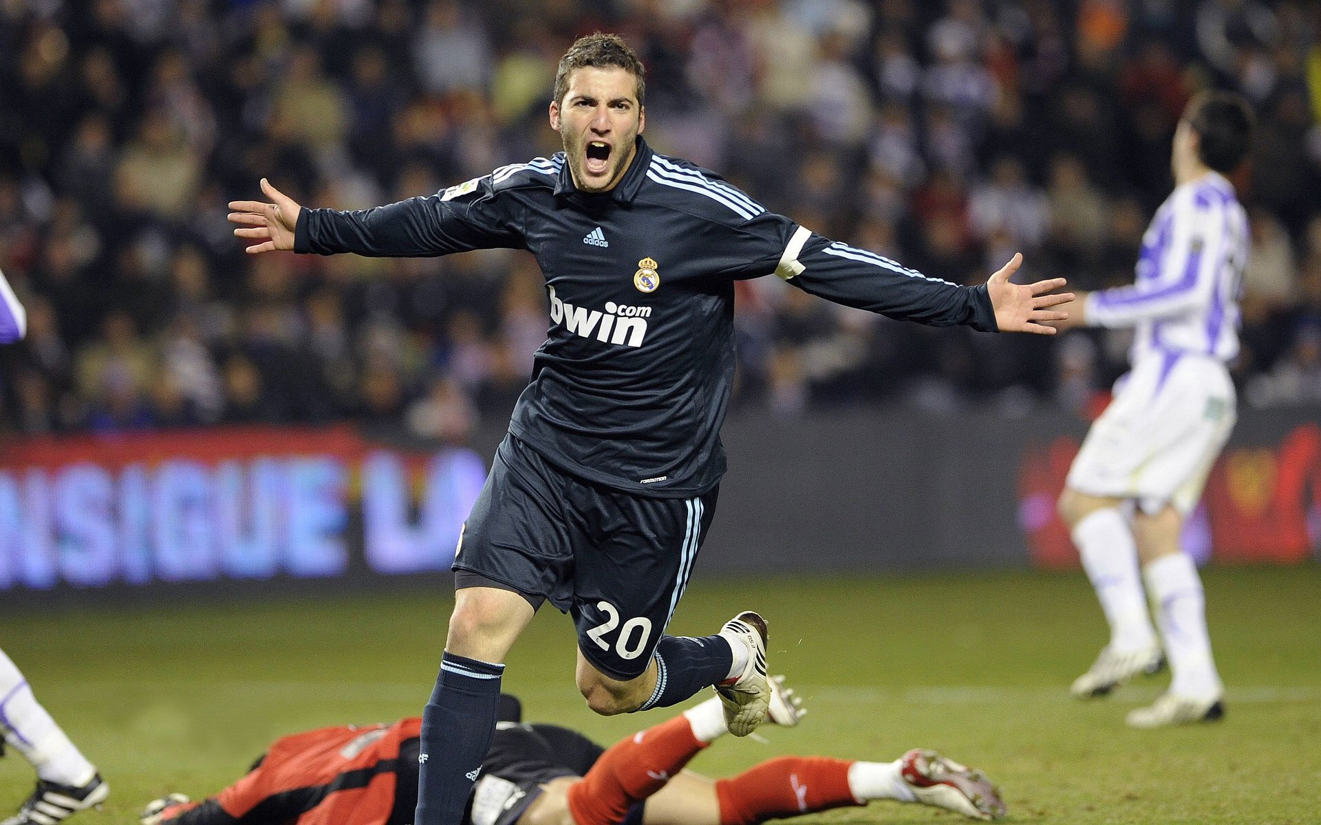 拼搏青春点亮中国篮球之魂，篮球奋力拼搏